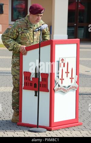 U. S. esercito paracadutista Lt. Col. Benjamin A. Bennett, comandante uscente della 54ª Brigata Battaglione ingegnere, 173rd Brigata Aerea, parla durante la modifica del comando cerimonia alla Caserma del Din a Vicenza, Italia, 13 giugno 2017. Il 173rd Brigata Aerea, con sede in Vicenza, Italia, è l'esercito di contingenza Forza di risposta in Europa ed è in grado di proiettare le forze per condurre la piena gamma delle operazioni militari su tutto il territorio degli Stati Uniti, europeo centrale e comandi Africa aree di responsabilità. Foto Stock