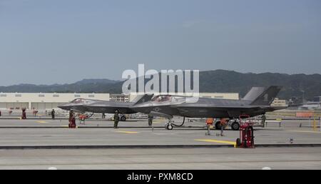 Stati Uniti Marines, marinai e Master appaltatori del lavoro con sede e Sede squadrone divisione combustibili condotta refuelling a caldo su un U.S. Marine Corps F-35B Lightning II con Marine Fighter Attack Squadron (VMFA) 121 al Marine Corps Air Station Iwakuni, Giappone, 13 giugno 2017. Il hot box consentono agli aeromobili a rifornire rapidamente senza spegnere i loro motori, che aumenta la prontezza operativa e riduce la quantità di tempo necessario per ottenere l'aeromobile torna in azione. La F-35B porta agilità strategica, flessibilità operativa e tattica di supremazia al Indo-Asia regione del Pacifico. Foto Stock