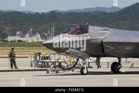 Stati Uniti Marines, marinai e Master appaltatori del lavoro con sede e Sede squadrone divisione combustibili condotta refuelling a caldo su un U.S. Marine Corps F-35B Lightning II con Marine Fighter Attack Squadron (VMFA) 121 al Marine Corps Air Station Iwakuni, Giappone, 13 giugno 2017. Il hot box consentono agli aeromobili a rifornire rapidamente senza spegnere i loro motori, che aumenta la prontezza operativa e riduce la quantità di tempo necessario per ottenere l'aeromobile torna in azione. La F-35B porta agilità strategica, flessibilità operativa e tattica di supremazia al Indo-Asia regione del Pacifico. Foto Stock