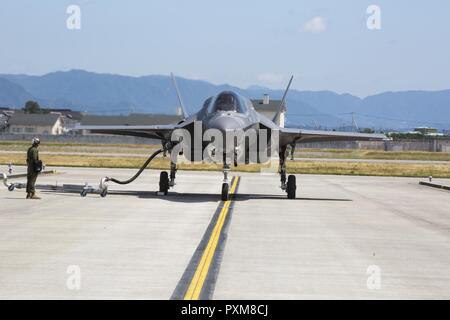 Stati Uniti Marines, marinai e Master appaltatori del lavoro con sede e Sede squadrone divisione combustibili condotta refuelling a caldo su un U.S. Marine Corps F-35B Lightning II con Marine Fighter Attack Squadron (VMFA) 121 al Marine Corps Air Station Iwakuni, Giappone, 13 giugno 2017. Il hot box consentono agli aeromobili a rifornire rapidamente senza spegnere i loro motori, che aumenta la prontezza operativa e riduce la quantità di tempo necessario per ottenere l'aeromobile torna in azione. La F-35B porta agilità strategica, flessibilità operativa e tattica di supremazia al Indo-Asia regione del Pacifico. Foto Stock