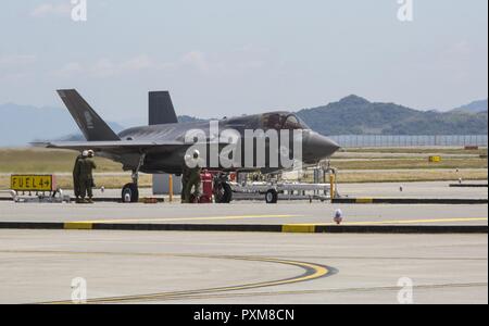 Stati Uniti Marines, marinai e Master appaltatori del lavoro con sede e Sede squadrone divisione combustibili condotta refuelling a caldo su un U.S. Marine Corps F-35B Lightning II con Marine Fighter Attack Squadron (VMFA) 121 al Marine Corps Air Station Iwakuni, Giappone, 13 giugno 2017. Il hot box consentono agli aeromobili a rifornire rapidamente senza spegnere i loro motori, che aumenta la prontezza operativa e riduce la quantità di tempo necessario per ottenere l'aeromobile torna in azione. La F-35B porta agilità strategica, flessibilità operativa e tattica di supremazia al Indo-Asia regione del Pacifico. Foto Stock