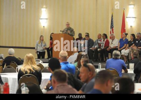 Il brigadiere gen. Stephen Strand, il vice comandante generale per la 88Supporto regionale comando, parla ai soldati e ai membri della famiglia presso il nastro giallo evento in Bloomington, Minnesota, 10 giugno. Il nastro giallo programma fornisce supporto e servizi ai soldati e ai loro familiari per il pre, durante e post-esigenze di implementazione. Foto Stock