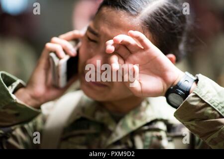 Stati Uniti Esercito partecipante assegnato a Foxtrot 1° battaglione 34o reggimento di fanteria le telefonate a casa il primo giorno di base di addestramento al combattimento il 12 giugno 2017 a Fort Jackson, SC. Tra quelli assegnati al 1° Battaglione, 34th Reggimento di Fanteria di riserva sono praticare sergenti dal 3° Battaglione, 518th reggimento di fanteria che sono richieste per servire due settimane per la formazione annuale Foto Stock