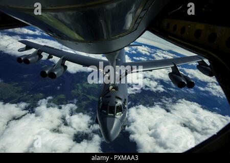 A B-52H Stratofortress, seconda bomba ala, refuels da una KC-135R Stratotanker durante BALTOPS oltre la Lettonia, 14 giugno 2017. Gli Stati Uniti La forza aerea è il supporto di questo esercizio con circa 900 aviatori, otto F-16s a partire dal trentunesimo Fighter Wing, la base aerea di Aviano, Italia, quattro KC-135 Stratotankers dal centesimo Air Refuelling Wing, RAF Mildenhall, U.S. Air Force Reserve 459th Air Refuelling Wing, Base comune Andrews, Maryland, uno Air Force Reserve E-3 Airborne Warning e sistema di controllo (AWACS) dall'antenna 513th gruppo di controllo, B-52s da RAF Fairford, Tinker Air Force Base in Oklahoma e gli avieri dal Foto Stock