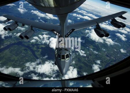 A B-52H Stratofortress, seconda bomba ala, refuels da una KC-135R Stratotanker durante BALTOPS oltre la Lettonia, 14 giugno 2017. Questo esercizio è progettato per migliorare la flessibilità e interoperabilità, di rafforzare la risposta combinata capacità, così come dimostrare risolvere tra alleati e partner unite le forze per garantire la stabilità e se necessario difendere la regione del Mar Baltico. Foto Stock