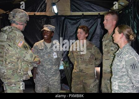 La Georgia esercito nazionale Guard Il Mag. Ester Benson, Medico assistente per la Statesboro-basato 177th ingegnere vigili del Battaglione riceve una moneta da Briga. Gen. Carden, comandante generale della Ga. ARNG. Benson ha accettato la moneta a nome della sua stazione di aiuto personale PFC. Katherine Mock, SPC. Zachary Brown e Staff Sgt. Francesca Everett. . Il 177th BEB e altre unità del 48th della brigata di fanteria combattere Team e la terza divisione di fanteria stanno conducendo un esportabili combattere la capacità di formazione la rotazione a Fort Stewart, Ga. Foto Stock