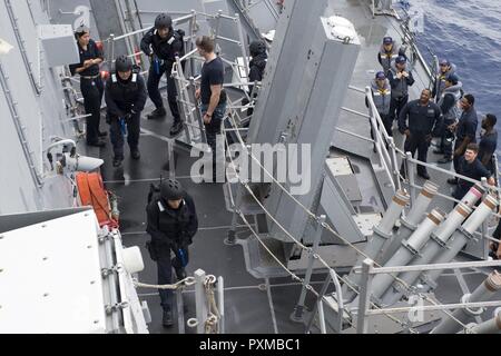 4 Sul Mare del Sud della Cina (10 giugno 2017) Giappone marittimo Forza di Autodifesa (JMSDF) marinai dalla nave JMSDF JS Sazanami (DD 113) bordo Arleigh Burke-class guidato-missile destroyer USS Sterett (DDG 104) come parte di una visita, scheda, ricerca e sequestro di esercizio. Sterett, Sazanami, nave JMSDF JS Izumo (DDH 183), Royal Canadian navy ship HMCS Winnipeg (338) e Royal Australian navy ship HMAS Ballarat (FFH 155) ha condotto una serie di operazioni marittime insieme nel mare della Cina del Sud. Sterett è parte della superficie Sterett-Dewey Action Group ed è il terzo gruppo di distribuzione che operano sotto il comando e co Foto Stock