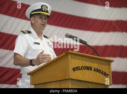 NORFOLK (Giugno 8, 2017) - Lt. La Cmdr. Gregorio Curl parla durante la sua cerimonia di pensionamento presso il centro di aviazione navale addestramento tecnico unità sulla stazione navale di Norfolk. Curl ultimo è servita come assistenza aeromobili officer a bordo della portaerei USS George Washington (CVN 73). Foto Stock