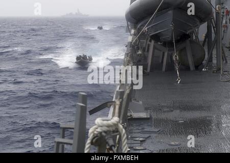 4 Sul Mare del Sud della Cina (10 giugno 2017) rigida-hull imbarcazioni gonfiabili dal Giappone marittimo Forza di Autodifesa (JMSDF) nave JS Sazanami (DD 113) approccio Arleigh Burke-class guidato-missile destroyer USS Sterett (DDG 104) come parte di una visita, scheda, ricerca e sequestro di esercizio. Sterett, Sazanami, nave JMSDF JS Izumo (DDH 183), Royal Canadian navy ship HMCS Winnipeg (338) e Royal Australian navy ship HMAS Ballarat (FFH 155) ha condotto una serie di operazioni marittime insieme nel mare della Cina del Sud. Sterett è parte della superficie Sterett-Dewey Action Group ed è il terzo gruppo di distribuzione che operano sotto t Foto Stock