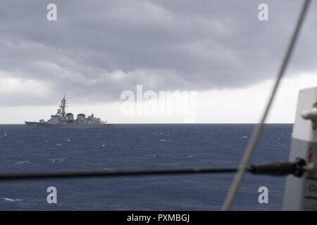 3 Sul Mare del Sud della Cina (10 giugno 2017) Giappone marittimo Forza di Autodifesa (JMSDF) nave JS Sazanami (DD 113) opera con il lato a tribordo della Arleigh Burke-class guidato-missile destroyer USS Sterett (DDG 104). Sterett, Sazanami, nave JMSDF JS Izumo (DDH 183), Royal Canadian navy ship HMCS Winnipeg (338) e Royal Australian navy ship HMAS Ballarat (FFH 155) ha condotto una serie di operazioni marittime insieme nel mare della Cina del Sud. Sterett è parte della superficie Sterett-Dewey Action Group ed è il terzo gruppo di distribuzione che operano sotto il comando ed il controllo costrutto denominato 3a flotta in avanti. U.S Foto Stock