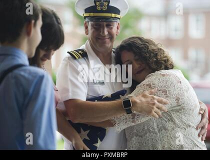 NORFOLK (Giugno 8, 2017) - Lt. La Cmdr. Gregorio Curl mantiene la sua moglie Christina Curl, dopo il suo pensionamento cerimonia presso il centro di aviazione navale addestramento tecnico unità sulla stazione navale di Norfolk. Curl ultimo è servita come assistenza aeromobili officer a bordo della portaerei USS George Washington (CVN 73). Foto Stock