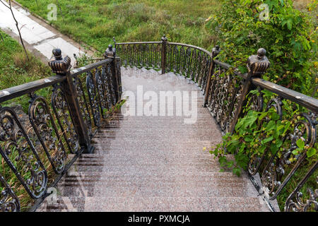 Scala di marmo nel parco verde Foto Stock