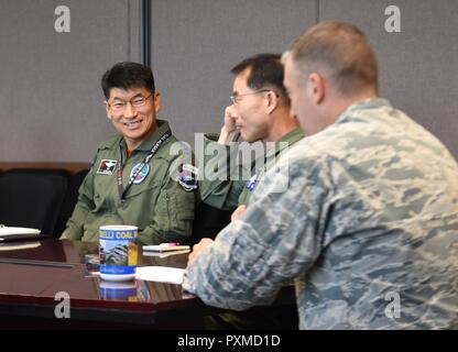 Col. Torrence Sax, commander 168ala, Alaska Air National Guard, ha informato i deputati della Repubblica di Corea Air Force presso l'ala dell'edificio sede su Eielson AFB, 14 giugno 2017. La ROKAF deputati sono state visitando Eielson come parte di red flag-Alaska osservatore del suo programma e trascorso del tempo con l'interno-Alaska ANG unità per saperne di più circa l'ala della capacità di rifornimento. Foto Stock