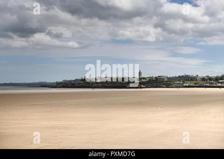 Vista di St Andrews skyline della città da wide West sands beach utilizzato nel film di carri di fuoco sul Mare del Nord Scozia Fife Regno Unito Foto Stock