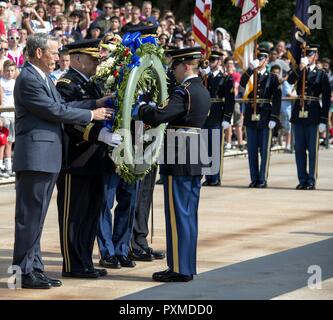 L' onorevole Robert M. Speer, agendo, segretario dell'esercito, Gen. Mark A. Milley, 39th capo del personale dell'esercito e Sgt. Il Mag. dell'esercito, Daniel A. Dailey, partecipare a un esercito pieno onore ghirlanda di cerimonia di posa Giugno 14, 2017, in onore di U.S. Dell'esercito 242compleanno, presso la tomba del Milite Ignoto, il Cimitero Nazionale di Arlington. Foto Stock