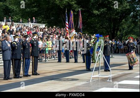 L' onorevole Robert M. Speer, agendo, segretario dell'esercito, Gen. Mark A. Milley, 39th capo del personale dell'esercito e xv sergente maggiore dell'esercito, Daniel A. Dailey e distretto militare di Washington Commander, rendere onori durante un esercito pieno onore ghirlanda di cerimonia di posa Giugno 14, 2017 in onore dell'U.S. Dell'esercito 242compleanno, presso la tomba del Milite Ignoto, il Cimitero Nazionale di Arlington. Foto Stock