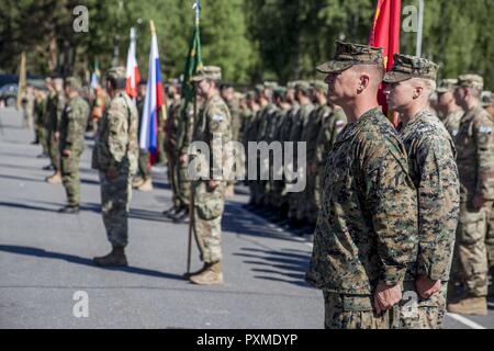 ADAZI, Latvia-Marines dalla U.S. Marine Corps Riserva di forze e Mar Nero La forza di rotazione 17.1 unire militare internazionale per la cerimonia di chiusura in corrispondenza di Adazi Base Militare, Lettonia, per esercitare Saber Strike 17, 15 giugno 2017. Saber Strike è un combinato annuale-esercizio congiunto condotti presso varie sedi in tutta la regione del Mar Baltico e della Polonia. La combinazione di corso di formazione prepara gli alleati della NATO e partner per rispondere in modo efficace alle crisi regionali e a soddisfare le loro esigenze di sicurezza mediante il rafforzamento delle loro frontiere e la lotta contro le minacce. Foto Stock