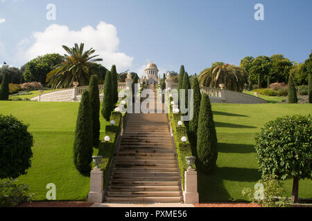 Vista su per le scale fino al tempio Bahai di Haifa, Israele. Splendida e lussureggiante giardino verde e lungo le scale di marmo. Foto Stock