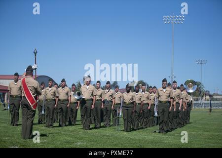 Il terzo aeromobile Marina Wing Band prepara per riprodurre musica durante la Sede reggimento marittima 1 Logistics Group, cambiamento di cerimonia di comando su Camp Pendleton, California, 15 giugno 2017. La cerimonia incluso marching dei colori, passando dei colori del reggimento, presentando Col. Phillip N. Frietze il suo allontanamento e chiusura di commento dall'imminente e off going personale nonché il primo Marine Logistics Group comandante generale, Briga. Gen. David A. Ottignon. Foto Stock