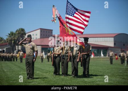 Stati Uniti Marine Col. Phillip N. Frietze rende onori durante l'inno nazionale presso la sede reggimento marittima 1 Logistics Group, cambiamento di cerimonia di comando su Camp Pendleton, California, 15 giugno 2017. La cerimonia incluso marching dei colori, passando dei colori del reggimento, presentando Col. Frietze il suo allontanamento e chiusura di commento dall'imminente e off going personale nonché il 1° MLG comandante generale, Briga. Gen. David A. Ottignon. Foto Stock