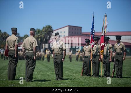 Stati Uniti Marine Col. Phillip N. Frietze si prepara a ricevere il suo premio durante la Sede reggimento marittima 1 Logistics Group, cambiamento di cerimonia di comando su Camp Pendleton, California, 15 giugno 2017. La cerimonia incluso marching dei colori, passando dei colori del reggimento, presentando Col. Frietze il suo allontanamento e chiusura di commento dall'imminente e off going personale nonché il 1° MLG comandante generale, Briga. Gen. David A. Ottignon. Foto Stock