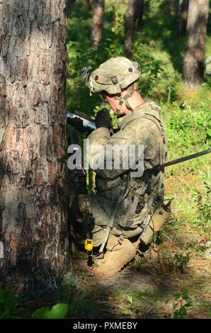 Un soldato da 3° Battaglione, 121 Reggimento di Fanteria, 48th della brigata di fanteria combattere la squadra si prepara per impostare una svasatura della live-fire esercizio Giugno 15, 2017 a Fort Stewart, Ga. come parte dell'esportabili combattere la capacità di formazione di rotazione. Foto Stock