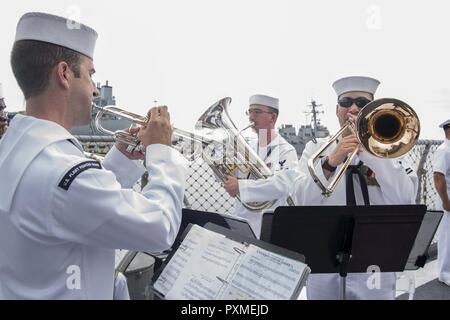 NORFOLK, Virginia (15 giugno 2017) Navy i musicisti si esibiscono durante un cambiamento di cerimonia di comando delle visite-missili cruiser USS Monterey (CG 61). Il Monterey è pier lato durante la fase di supporto della flotta ottimizzato il piano di risposta (OFRP). Foto Stock