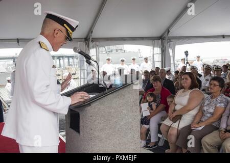 NORFOLK, Virginia (15 giugno 2017) Navy i musicisti si esibiscono durante le visite-missili cruiser USS Monterey (CG 61) modifica del comando cerimonia. Il Monterey è pier lato durante la fase di supporto della flotta ottimizzato il piano di risposta (OFRP). Foto Stock