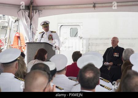 NORFOLK, Virginia (15 giugno 2017) Capt. Chris DeGregory, comandante della guidato-missili cruiser USS Monterey (CG 61), gli indirizzi ospiti durante la nave il mutamento della cerimonia di comando. Il Monterey è pier lato durante la fase di supporto della flotta ottimizzato il piano di risposta (OFRP). Foto Stock