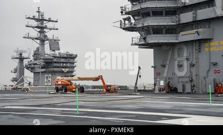 NORFOLK, Virginia (15 giugno 2017) La portaerei USS Dwight D. Eisenhower CVN (69) (IKE) ormeggiati pier fianco a fianco del futuro USS Gerald Ford (CVN 78). Ike è pier lato durante la fase di supporto della flotta ottimizzato il piano di risposta (OFRP). Foto Stock