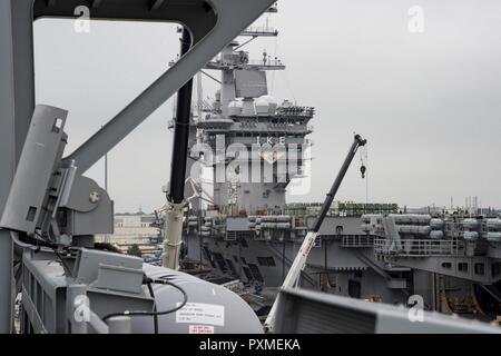 NORFOLK, Virginia (15 giugno 2017) La portaerei USS Dwight D. Eisenhower CVN (69) (IKE) ormeggiati pier fianco a fianco del futuro Gerald Ford (CVN 78). Ike è pier lato durante la fase di supporto della flotta ottimizzato il piano di risposta (OFRP). Foto Stock