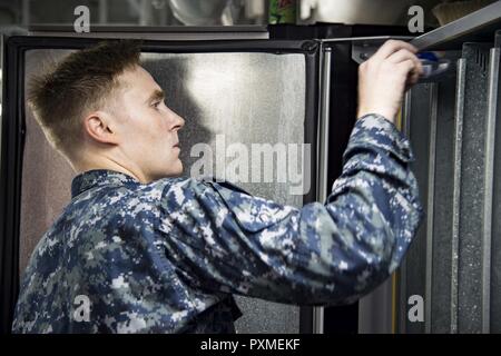 NORFOLK, Virginia (15 giugno 2017) Airman James Duke stock distributori automatici sul disordine dei ponti a bordo della portaerei USS Dwight D. Eisenhower CVN (69) (IKE). Ike è pier lato durante la fase di supporto della flotta ottimizzato il piano di risposta (OFRP). Foto Stock