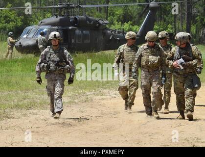 Il generale Robert Abrams, Comandante generale degli Stati Uniti Forze armate comando prepara per visualizzare un live-fire dimostrazione da batteria C, 1° Battaglione, 88th campo reggimento di artiglieria, 48th della brigata di fanteria combattere la squadra di Georgia Esercito nazionale di protezione. Disegni generali sono Abrams Col. Matt Smith, comandante della 48th BCT; Brig. Gen. Giovanni B. Richardson IV, vice comandante, terza divisione di fanteria; il Mag. Gen. Leopoldo Quintas, commander, terza divisione di fanteria; Lt. Col. Rodney Tatum, comandante di 1-118th FA e Briga. Gen. Tom Carden, comandante generale dell'esercito della Georgia la Guardia Nazionale. Il 118A FA e ot Foto Stock