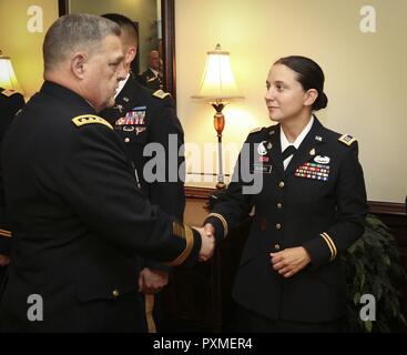 Il cap. Amanda Argenti (sinistra), ufficiale in carica di mobilitazione, 335a comando di segnalazione (teatro), riceve un gettone di comandanti dal gen. Mark A. Milley, Capo di Stato Maggiore dell esercito, prima di ricevere il gen. Douglas MacArthur Leadership Award al Pentagono auditorium giugno. 15. Ventotto società grado e marescialli sono stati selezionati tra il principio attivo e componenti di riserva a ricevere il prestigioso premio. Foto Stock