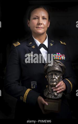 Chief Warrant Officer 2 Jennifer ritmo pone per un ritratto a Baltimora, Maryland, Giugno 15, dove ha utilizzato per lavorare come un agente di polizia prima di impegnare la sua carriera a tempo pieno per gli Stati Uniti La riserva di esercito. Il ritmo è tra questo anno di destinatari del General Douglas MacArthur Leadership Award, che ha vinto come una proprietà prenota officer mentre si lavora per la 290Polizia Militare brigata, con sede a Nashville, Tennessee. Nel suo cammino di leadership e crescita professionale, Ritmo superò la perdita del suo fratello Danny Gamez, scomparso nel 2011. Foto Stock