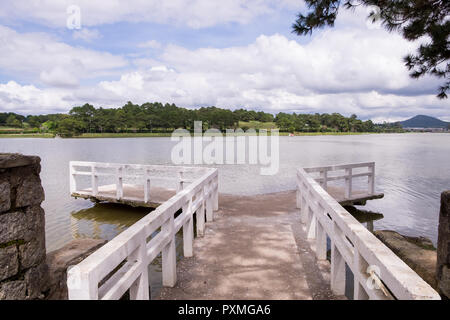 Vista panoramica di Da Lat city, Vietnam. Da lat è uno dei migliori turismo città e anche uno dei più grandi di ortaggi e fiori che crescono in zone di vi Foto Stock