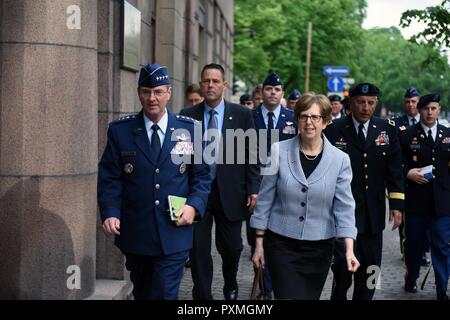 Air Force gen. Giuseppe Lengyel, chief, National Guard Bureau e Ambasciatore Nancy Pettit, ambasciatore in Lettonia, a piedi per un incontro con i dirigenti della Lettonia a Riga, Lettonia, 12 giugno 2017. Foto Stock