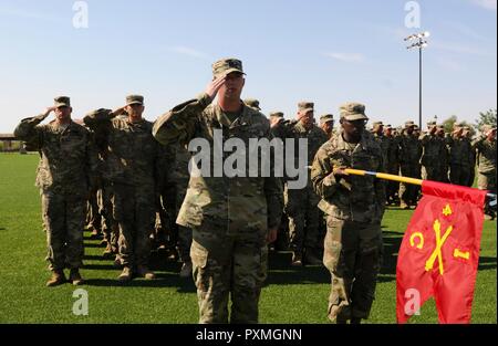 FORT BLISS, Texas--soldati assegnati a batteria C., 4° Battaglione, 1° campo reggimento di artiglieria, 1° Divisione Corazzate artiglieria salutare la bandiera durante il 2016 Henry A. Knox streamer cerimonia di premiazione in campo Wilson, 15 giugno. Il Henry A. Knox streamer è aggiudicato al top active duty campo batterie di artiglieria NEGLI STATI UNITI Esercito. Foto Stock