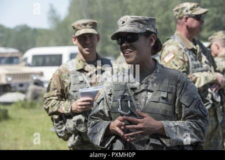 Stati Uniti Army Spc. Gloria Kamencik, uno scout con Alfa truppa, 1° Stormo, 172nd Calvario reggimento, 86a brigata di fanteria combattere Team (montagna), Vermont Guardia nazionale, parla al Vermont rappresentanti dello Stato a Fort Drum, N.Y., 15 giugno 2017. I rappresentanti hanno avuto la possibilità di parlare con e visita più soldati durante la loro estate formazione annuale. Foto Stock