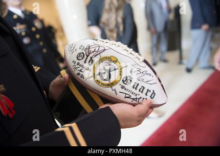 Un campo di calcio dal 3d U.S. Reggimento di Fanteria (la vecchia guardia) firmato da DJ Tialavea, Ben Garland, Ricardo Allen, e Daniel Brunskill degli Atlanta Falcons presso il Cimitero Nazionale di Arlington, Arlington, Virginia, 16 giugno 2017. Atlanta Falcons leadership e i giocatori si è incontrato con i membri del servizio, ha girato la sentinella quarti, e ha visitato i punti di interesse in tutto il cimitero. Atlanta Falcons leadership anche deposto una corona presso la tomba del Milite Ignoto. Foto Stock