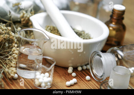 Alternativa Medizin, Kapseln, ovuli, confetti, Kraeuter, Essenzen, natuerlich, Naturheilkunde, Heilmethode alternativi, Heilmittel natuerlich, Homoeop Foto Stock