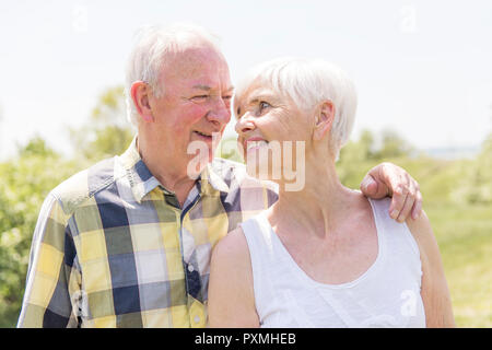 Una bella coppia senior esterno avente un buon tempo insieme Foto Stock