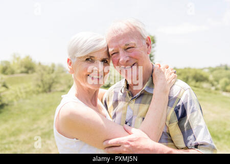 Una bella coppia senior esterno avente un buon tempo insieme Foto Stock