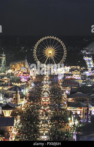 Abenddaemmerung, Abendstimmung, Bayern, Blick, Daemmerung, Deutschland, Muenchen, München, Oberbayern, Oktoberfest, Reise, Reisen, Riesenrad, Volksfes Foto Stock