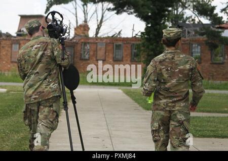 Cpt. Monica Leger, 326PAD e Sgt. John Berry, 206th BOD, prepararsi per un colloquio durante USARC eserciterà notizie giorno, 13 giugno 2017, all'Muscatatuck Urban Training Center, situato nel sud indiana. Esercizio News è un giorno di sette mesi di evento che invia la riserva di esercito di affari pubblici tutti i soldati in quel paese la scrittura e raccontare storie di soldati e le unità dell' esercito di riserva. Foto Stock