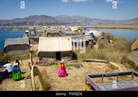 Isole Uros, Puno, il lago Titicaca, Perù Foto Stock