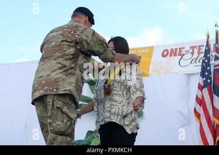 Gen. Robert B. Brown, U.S. Pacifico esercito comandante generale, presenta Sami Takai il Mana O Ke Koa "spirito del guerriero' premio a nome di suo marito, il defunto Mark Takai, DURANTE GLI STATI UNITI Army Garrison Hawaii e U.S. Pacifico esercito osservanza delle truppe dell'esercito 242Compleanno, 16 giugno al campo Weyand, Schofield caserma, Hawaii. Il sig. Takai non era solo un membro della legislatura dello stato per venti anni prima di vincere la elezione nel 2014 per gli Stati Uniti Casa, ma un soldato di se stesso per più di 17 anni nell'esercito Hawaii Guardia Nazionale prima di perdere la sua battaglia con il cancro nel 2016. Il Mana O Ke Koa onori a Foto Stock