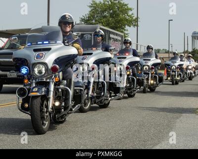 Prince George County poliziotti ride in formazione durante il settimo annuale di sicurezza del motociclo giorno a base comune Andrews, Md., 15 giugno 2017. Quest'anno la MSD è stato notevolmente superiori rispetto agli anni precedenti ed è stata sostenuta da più di cinque legge reparti, tra cui la casa di Anne Arundel County Polizia, Virginia Polizia di Stato e Prince George County Sheriff's Department. Foto Stock