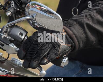 Un motociclista afferra il loro moto impugnatura durante la settima annuale di sicurezza del motociclo giorno a base comune Andrews, Md., 15 giugno 2017. L'evento ha fornito dimostrazioni e suggerimenti per la sicurezza per ridurre gli incidenti tra i piloti. Foto Stock