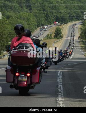 Motociclisti prendere parte a una polizia-scortati al di fuori della base ride intorno a Maryland durante la base comune Andrews' Settimo annuale di sicurezza del motociclo giorno, 15 giugno 2017. L'evento comprendeva gare di equitazione, gli oratori ospiti, intrattenimento dal vivo, un simulatore di crash, premio omaggi, cibo e la possibilità di soddisfare con locale concessionari moto e gruppi di equitazione. Foto Stock